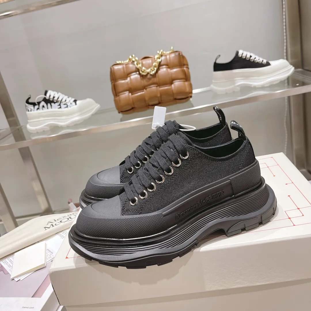 👟👟Ex-factory price 480👟👟 Hot item. Official website new colors factory direct sales! The latest version of Alexander McQueen's men's and women's couple's model is a hit👑Purchasing agent version. Original version 1:1. Fabric: original imported waterproof canvas. Lining: imported water chestnut sheepskin, strong, stain-resistant and breathable. Insole: Imported silk lining Outsole: T👟👟Ex-factory price U several layers of original combination sole (not an ordinary sole on the market) Packaging: Comes with original shoe box, cloth bag, certificate card Code number: 34-45